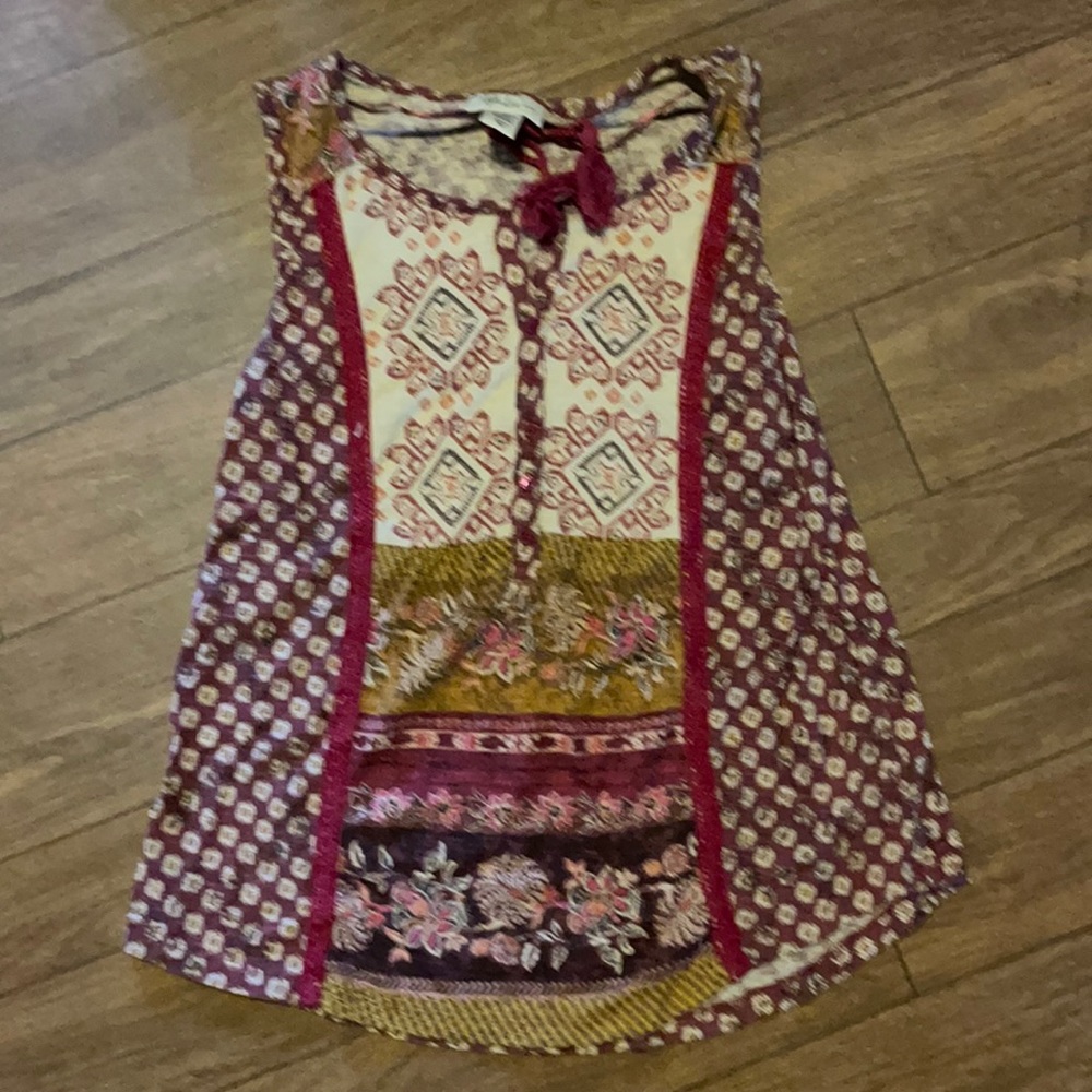 Cute sleeveless printed shirt